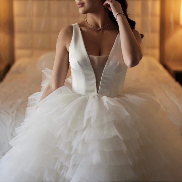 Gorgeous BRIDAL DRESS + VEIL & petticoat included (cleaned & preserved) - Picture 2 of 5